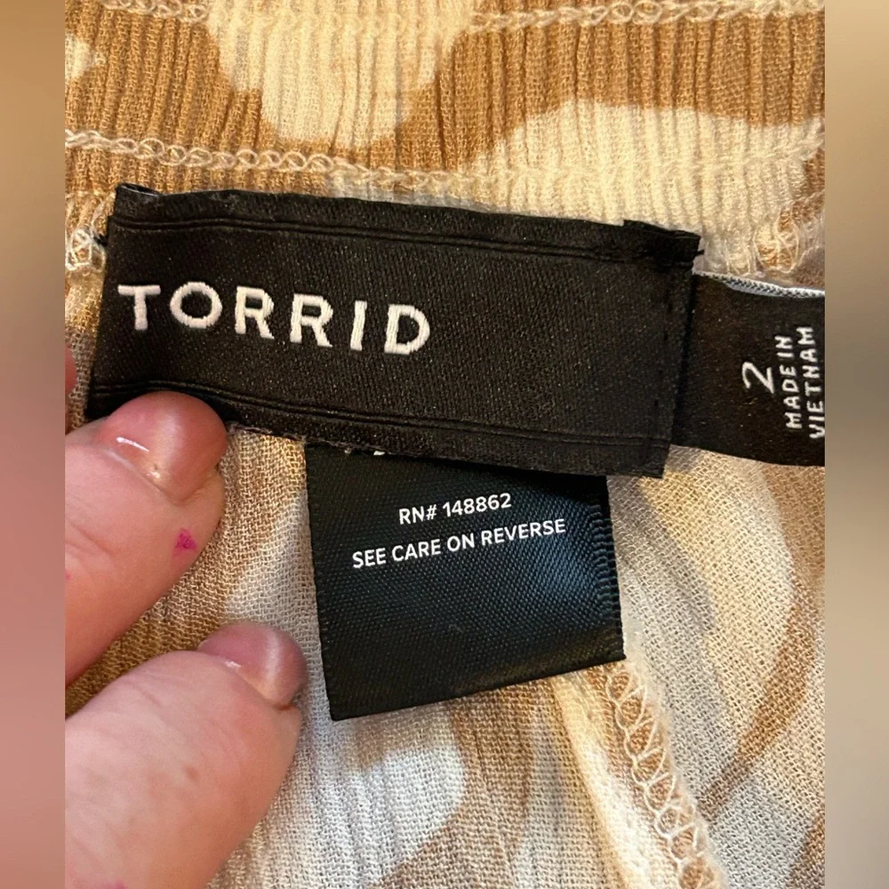 Torrid 2 High Rise Gauze Cargo Shorts Beige Leaf 5” EUC - Picture 4 of 10